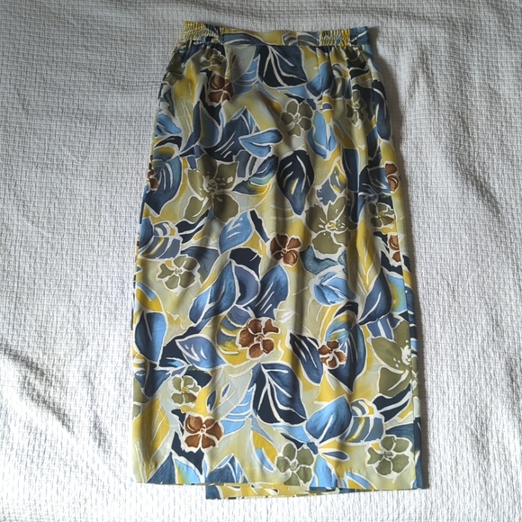 Womens Petite Sz 12 Faux Wrap Skirt in Cute Modern Florals - Picture 2 of 6